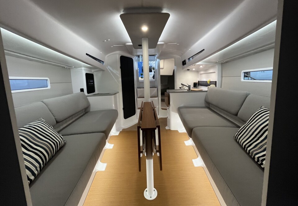 TØFF: Nye First 30 imponerer også under dekk.