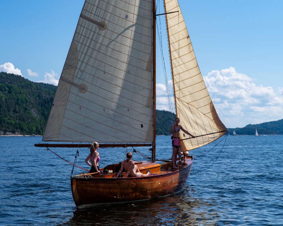 SOMMER: Cecilia Ennals har alt en sesong med «Bris». Her med venninner under Asker Trebåtfestival.