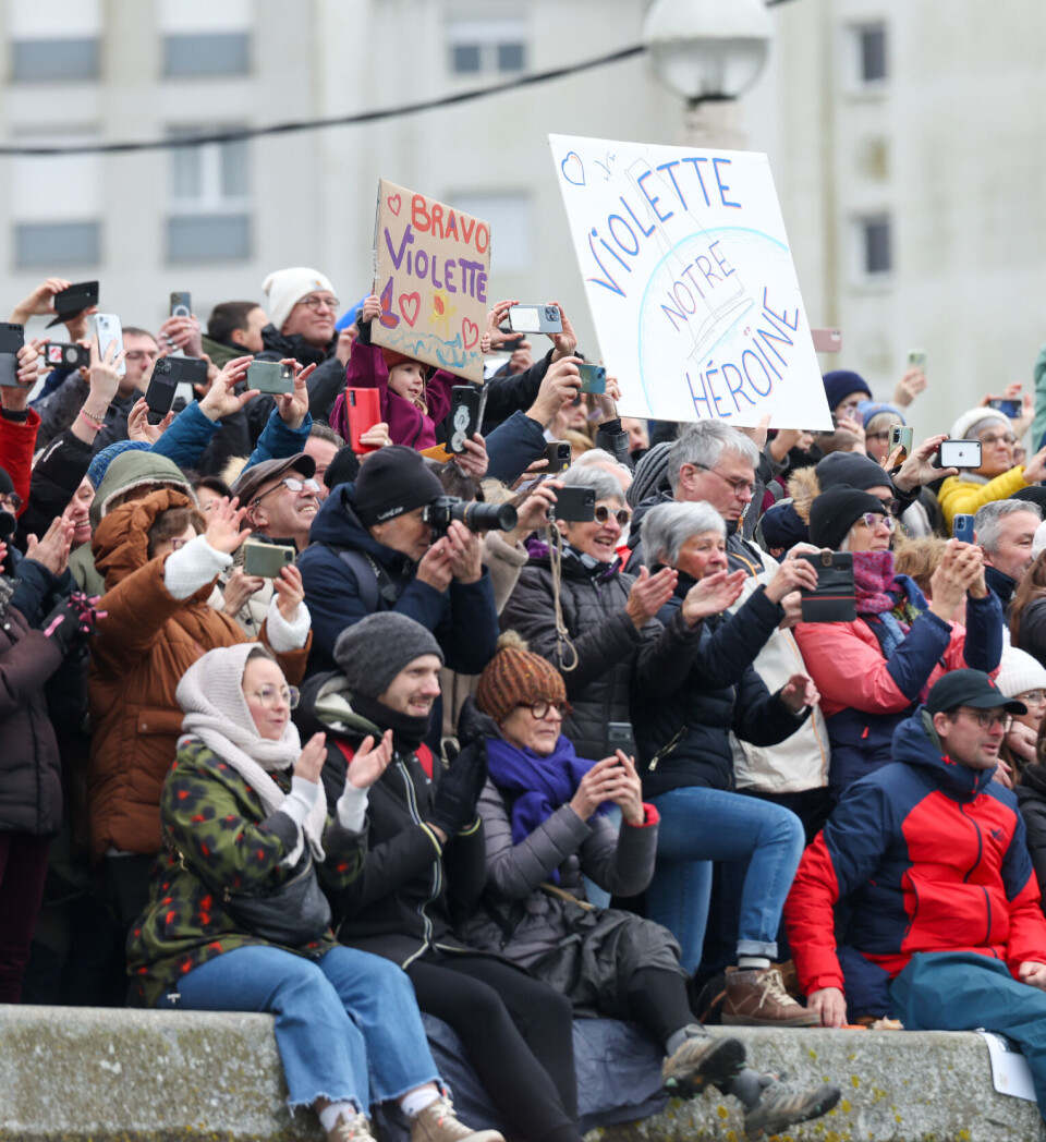 PUBLIKUM: Folke jubler på alle som går i mål, også nesten fire uker etter at vinneren kom inn. LES SABLES D’OLONNE, FRANCE - FEBRUARY 09, 2025 : DeVenir skipper Violette Dorange (FRA) is congratulated by the public after taking 25th place in the Vendee Globe, on February 09, 2025 in Les Sables d'Olonne, France - (Photo by Jean-Marie Liot / Alea)