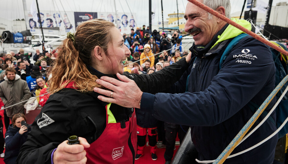 GJENSYN: Pappa Arnaud viser gjensynsglede ved å ha sin datter trykt tilbake på landjorda. LES SABLES D’OLONNE, FRANCE - FEBRUARY 09, 2025 : DeVenir skipper Violette Dorange (FRA) is congratulated by her father Arnaud, after taking 25th place in the Vendee Globe, on February 09, 2025 in Les Sables d'Olonne, France - (Photo by Anne Beauge / Alea)