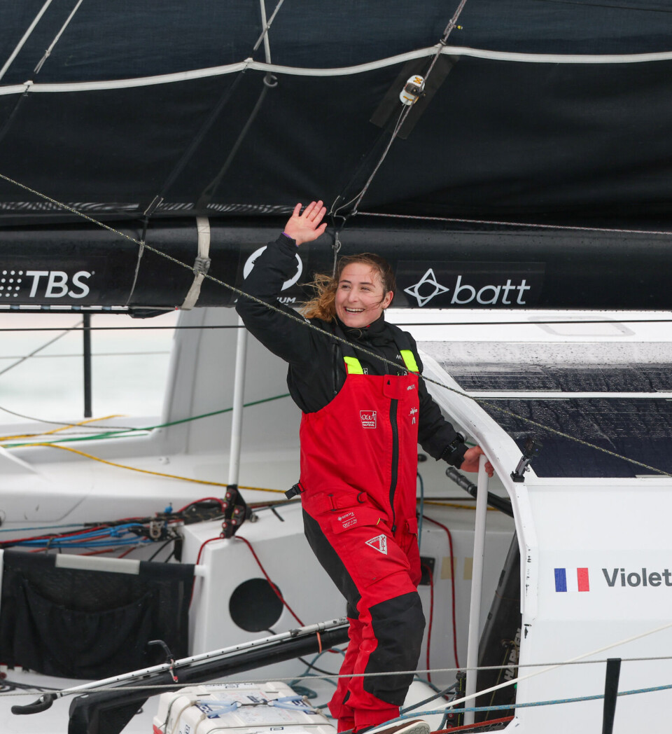 MÅL: Violette Dorange krysset mållinjen som nummer 25. LES SABLES D’OLONNE, FRANCE - FEBRUARY 09, 2025 : DeVenir skipper Violette Dorange (FRA) is celebrating taking 25th place in the Vendee Globe, on February 09, 2025 in Les Sables d'Olonne, France - (Photo by Jean-Marie Liot / Alea)