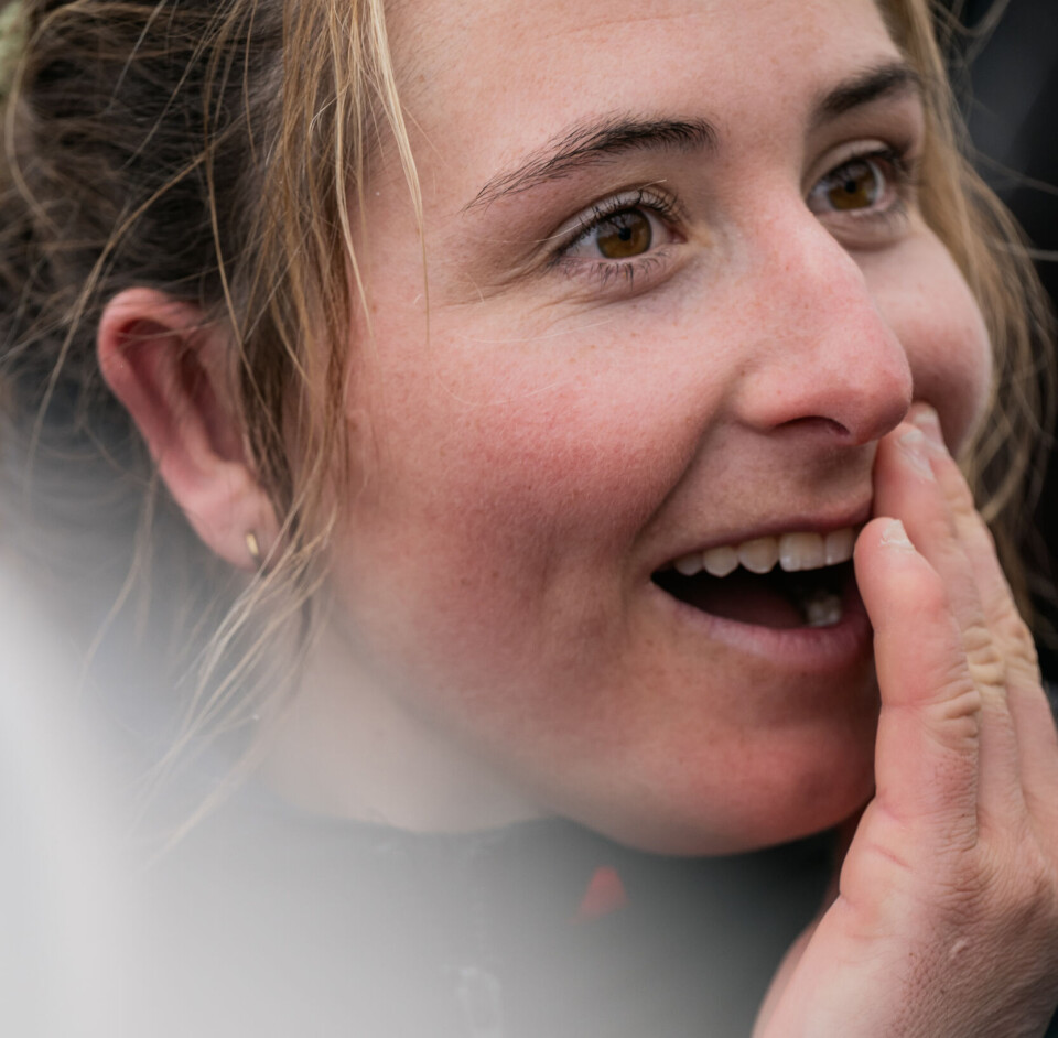 YNGST: Violette Dorange er den yngste seileren som har gjennomført Vendée Globe. LES SABLES D’OLONNE, FRANCE - FEBRUARY 09, 2025 : DeVenir skipper Violette Dorange (FRA) is congratulated by friends and team members after taking 25th place in the Vendee Globe, on February 09, 2025 in Les Sables d'Olonne, France - (Photo by Jean-Louis Carli / Alea)
