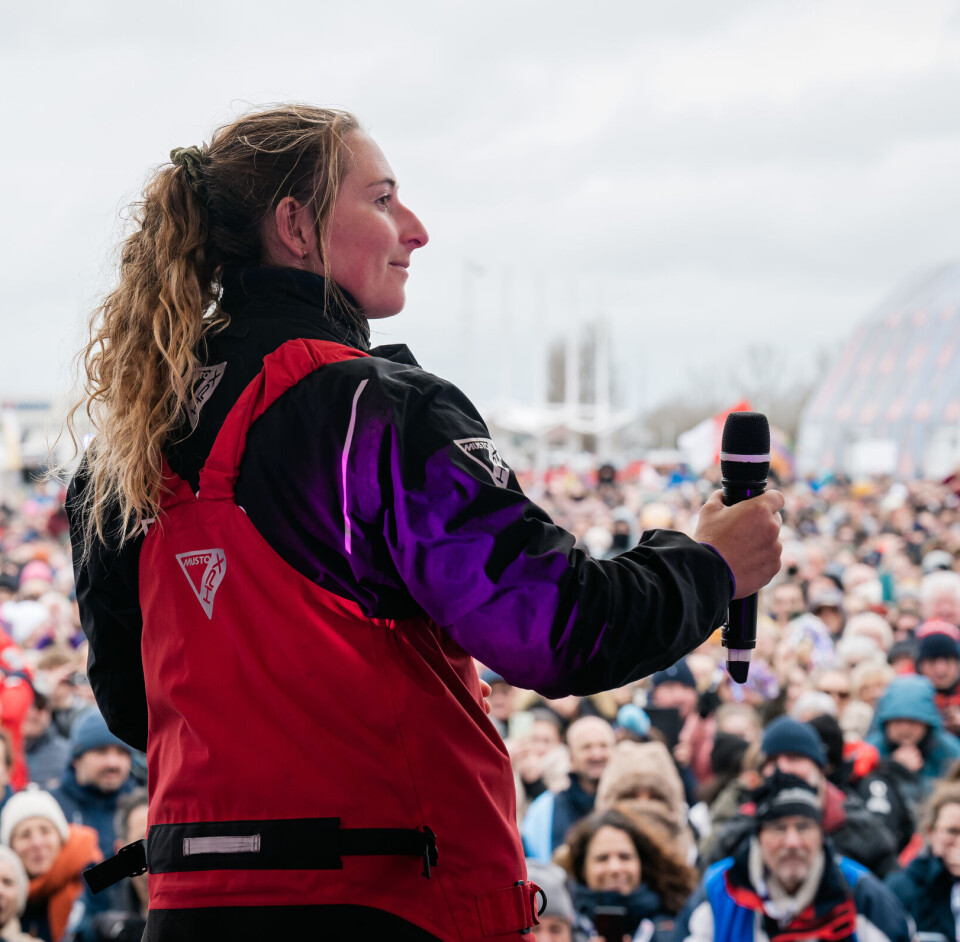 HELT: Violette Dorange ble mottatt av en stor folkemengde da hun gikk i mål søndag. LES SABLES D’OLONNE, FRANCE - FEBRUARY 09, 2025 : DeVenir skipper Violette Dorange (FRA) is on stage after taking 25th place in the Vendee Globe, on February 09, 2025 in Les Sables d'Olonne, France - (Photo by Jean-Louis Carli / Alea)