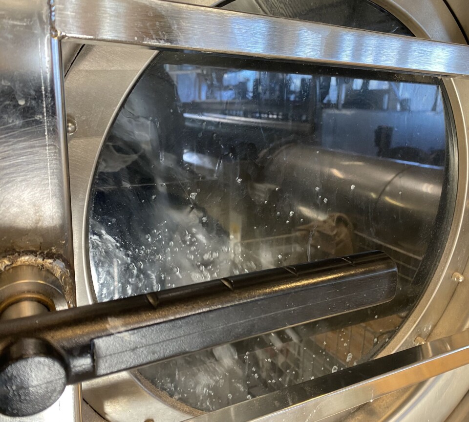 VASK: Kalesjen vaskes på 30 grader i en stor maskin. Så skylles den tre ganger.