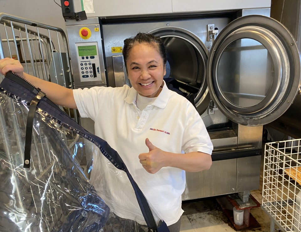 ERFARING: Tila Sukkrachon på Ski Renseri klar for å vaske og impregnere båtkalesjer.