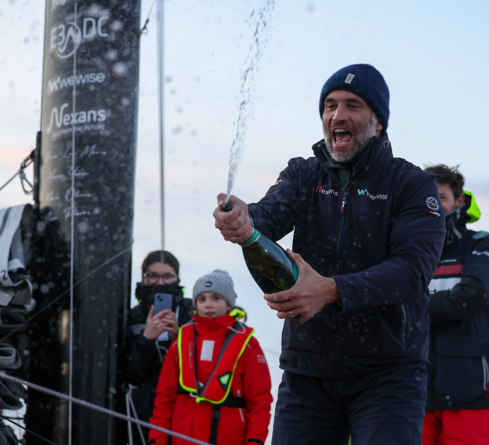 FEIRING: Det er mer champagne igjen til nest siste plass. LES SABLES D’OLONNE, FRANCE - MARCH 04, 2025 : Nexans - Wewise skipper Fabrice Amedeo (FRA) is celebrating with champagne taking 32nd place in the Vendee Globe, on March 04, 2025 in Les Sables d'Olonne, France - (Photo by Jean-Marie Liot / Alea)