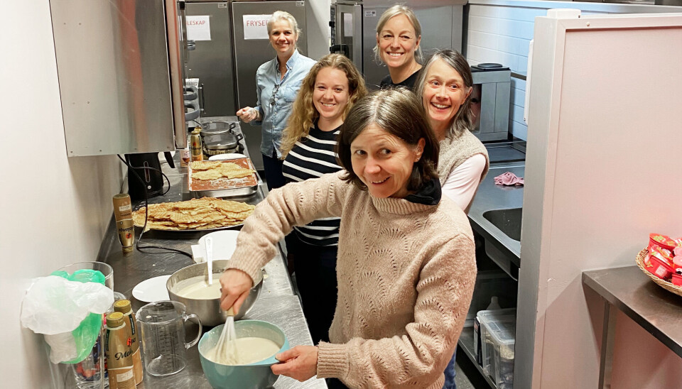TEMAKVELD: Vaffelstekere i godt driv til temakveld i Asker Seilforening - Sue Penty, Lotta Jonsson, Marthe Bjerkåsholmen, Bente Vikenes og Jeanette F. Arntzen.