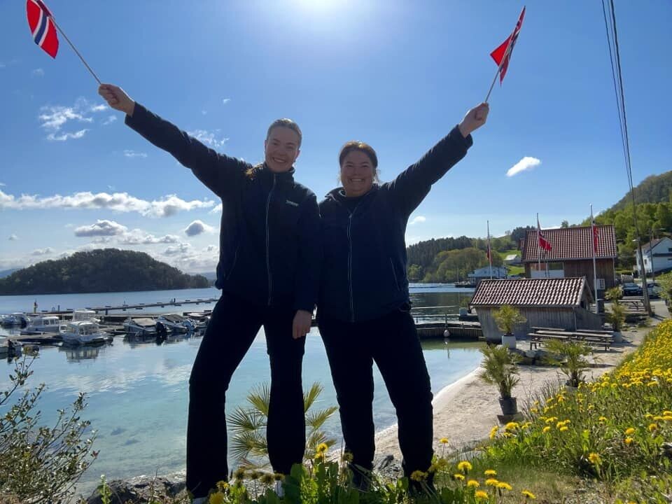 Her feirer Carina og Anita Torp Ørnes utmerkelsen Årets Gjestehavn fra Båtmagasinet, men hvor på kysten er dette?. Carina og Anita Torp Ørnes feirer at Skartveit Gjestehavn er kåret til Årets Gjestehavn.
