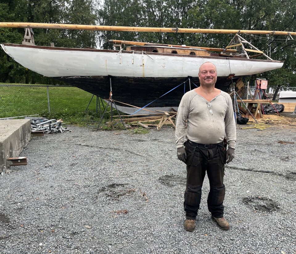 GAMMEL: Morten Kjellås pusser opp en av Norges eldste lystbåter på sparebluss.