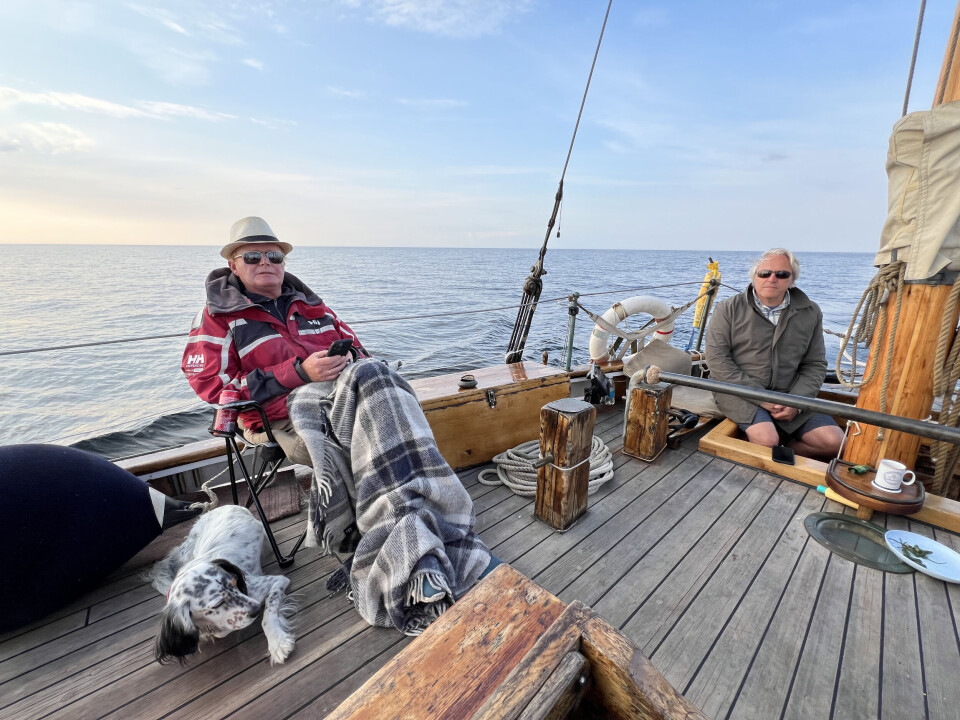 INNLANDSHAV: Seilasen over Vänern fra Sjötorp til Vänersborg er 63 nautiske mil (116 km). Børre Petersen og Jarle Tangen nyter kveldseilasen.