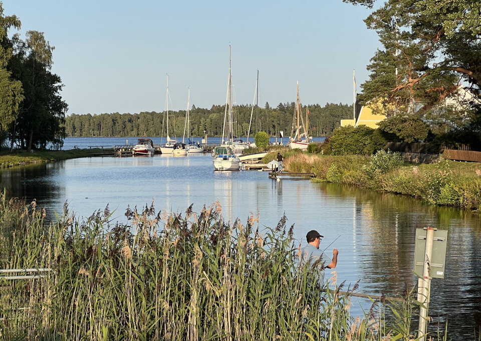 IDYLL: Karlsborg et trivelig sommersted med restauranter og kaféer, amcars og veteranmotorsykler, og gode fiskemuligheter i Vättern.