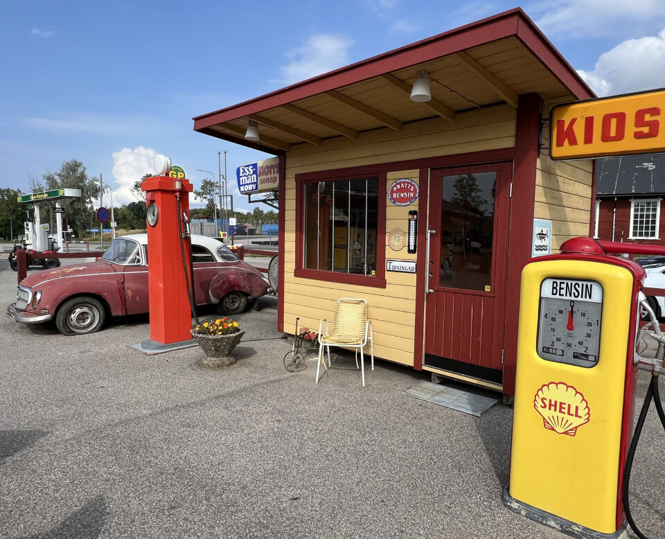 VETERANER: Nostalgi preger den svenske landsbygda, og det var både veteranbiler og motorsykler å se i småstedene langs kanalen.