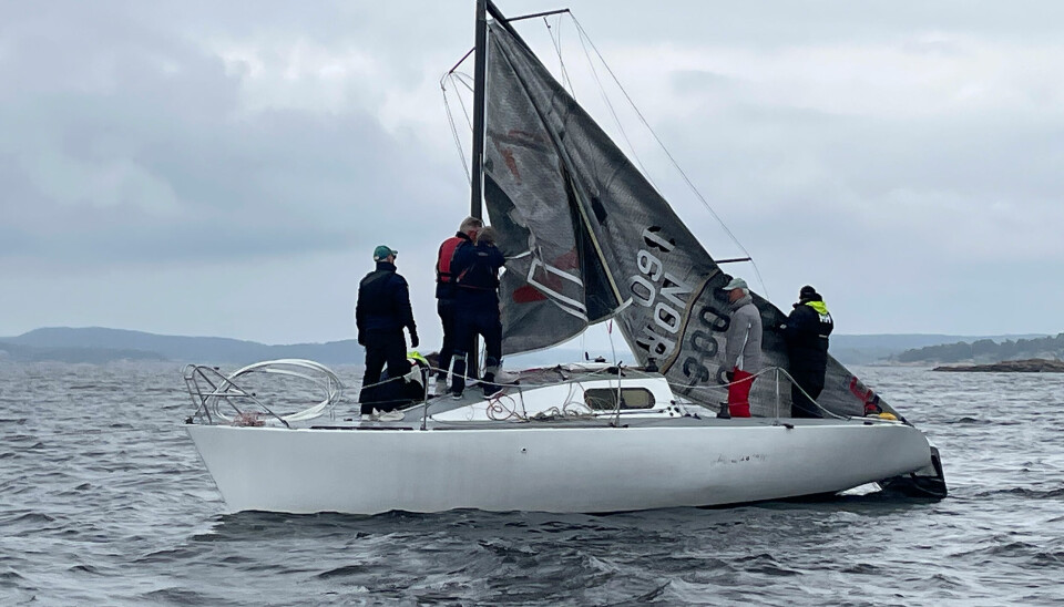 LEDET: Lars Ingeberg i «Antheor» ledet NM etter første dag, men brakk masten i fjerde seilas.