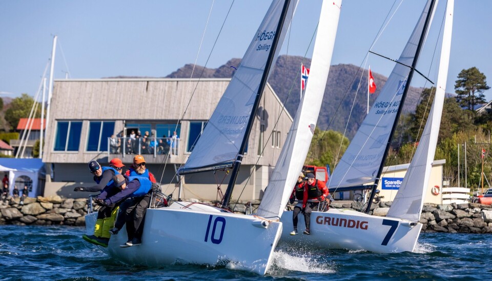 J/70: Tett og spennende seiling under perfekte forhold i første runde av seilsportsligaren.
