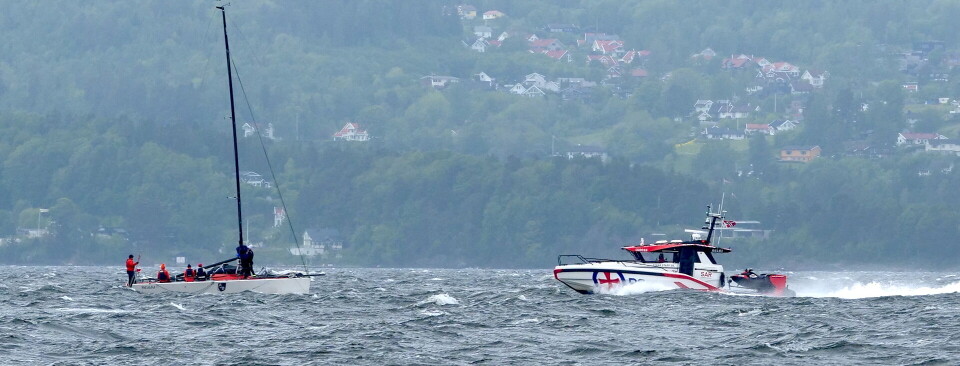 RIGG: Far 30 « Pakalolo II» måtte få ekstern hjelp etter riggproblemer.