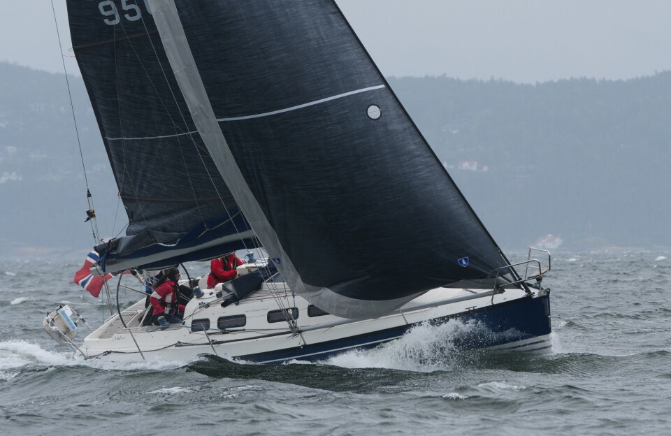 KLARE: X-362 Sport «Xoco» på vei mot start med to rev og fokk.
