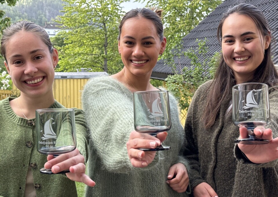 PREMIE: De ble trøstepremie til jentene for innsatsen under regataen.