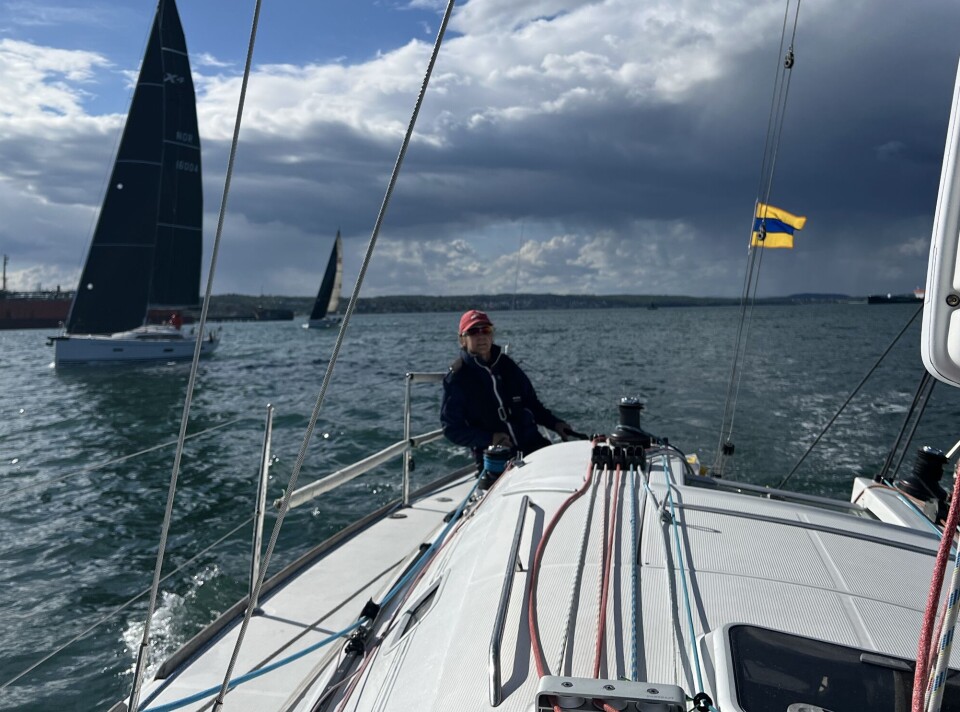 SLAGENTANGEN: First 31.7 «Yess» med Charlotta Johsson og Susan Penty ligger godt fremme. «Yes» er den eneste rene jentebåten i NM.