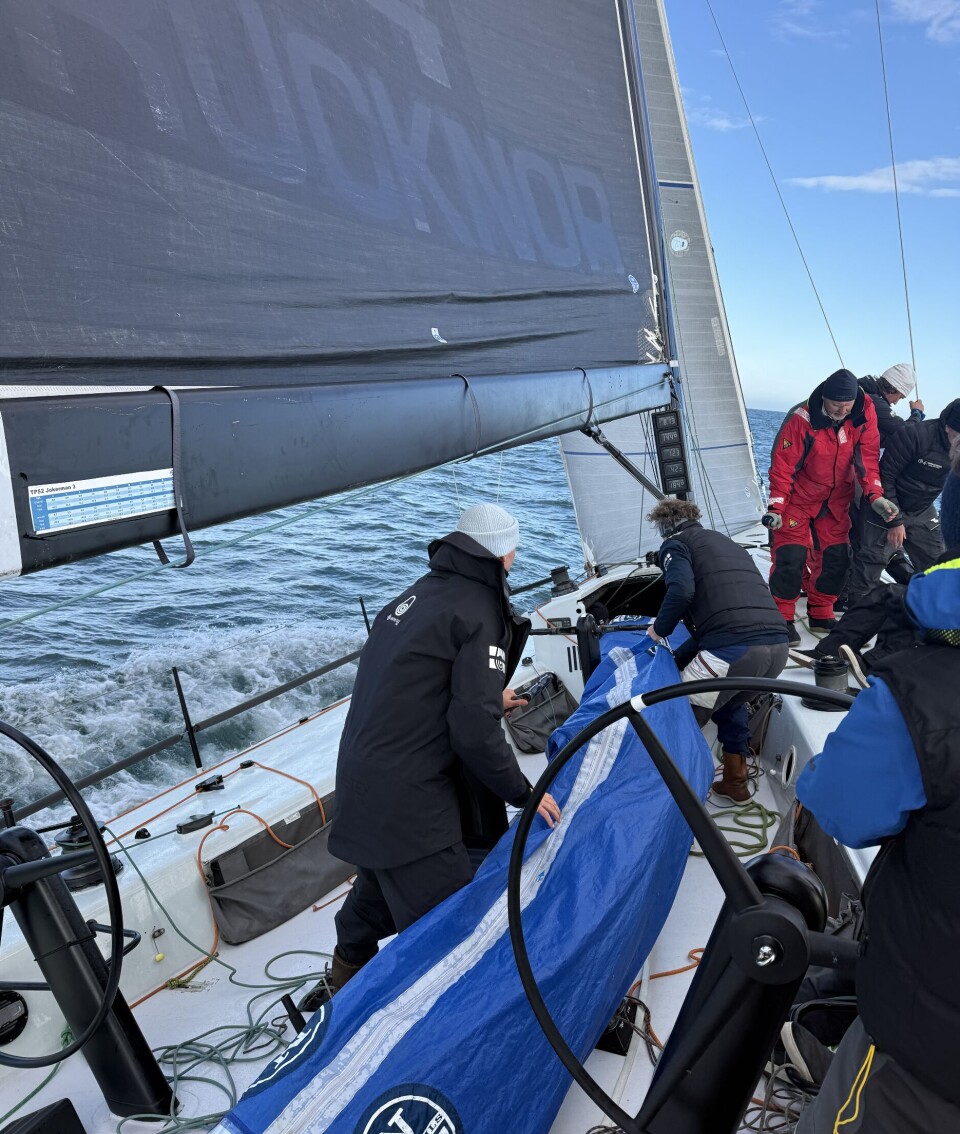 SEILBYTTE: «F-16» med etbabordslag ved Torbjørnskjær med en seilbytte.