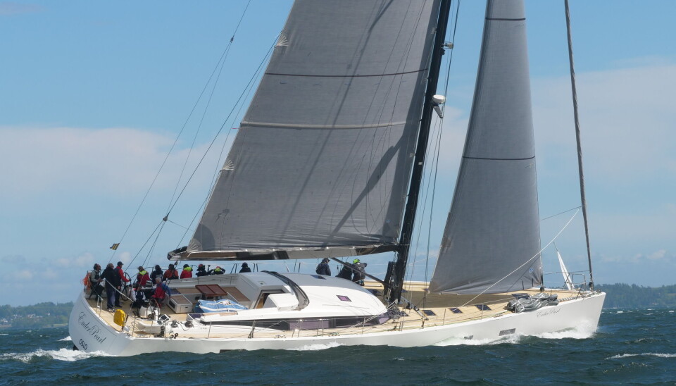 ENORM: 76-fots «EnderPearl» ligger ca 7 nm bak «F-16» og holder en knop lavere fart.