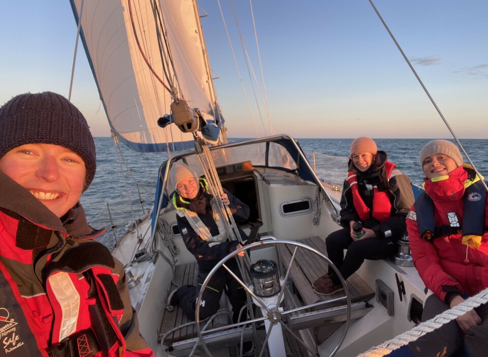 SEILGLEDE: Jentene på Fatuhiva nyter de siste solstråler onsdag kveld.