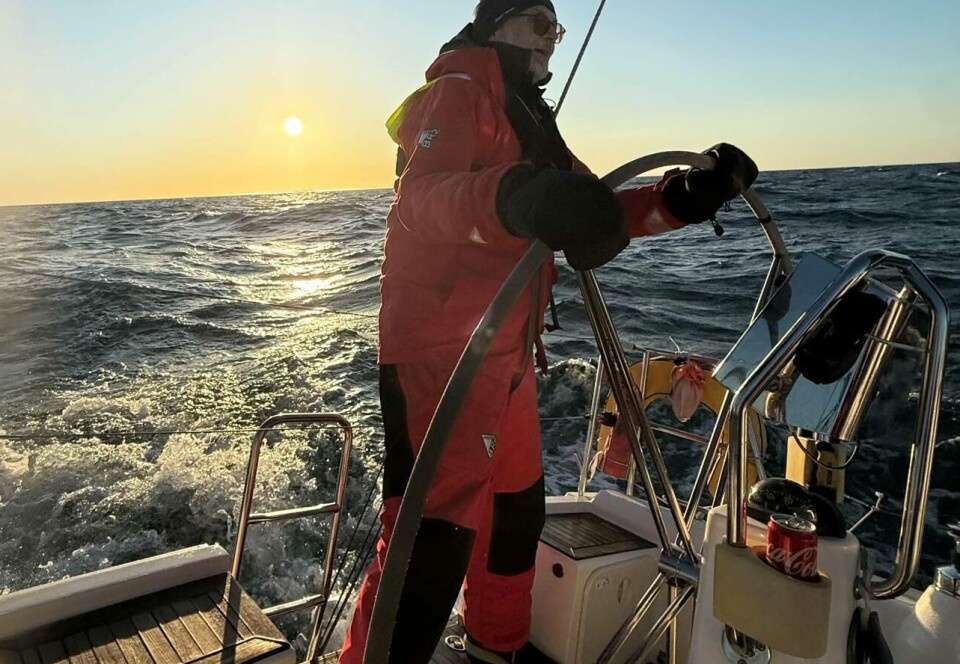 SKIPPER: Nils Kamfjord i soloppgang før målgang i Skagen Race.