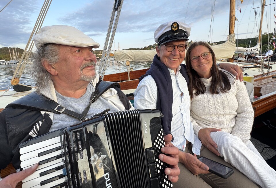 GOD STEMNING: Skipperen på 'Veslemøy,' Eivind Bryne inviterte gode venner og trekkspiller ombord og tok en flott femteplass i regattaen med Axel Nissen-Lie som styrmann.