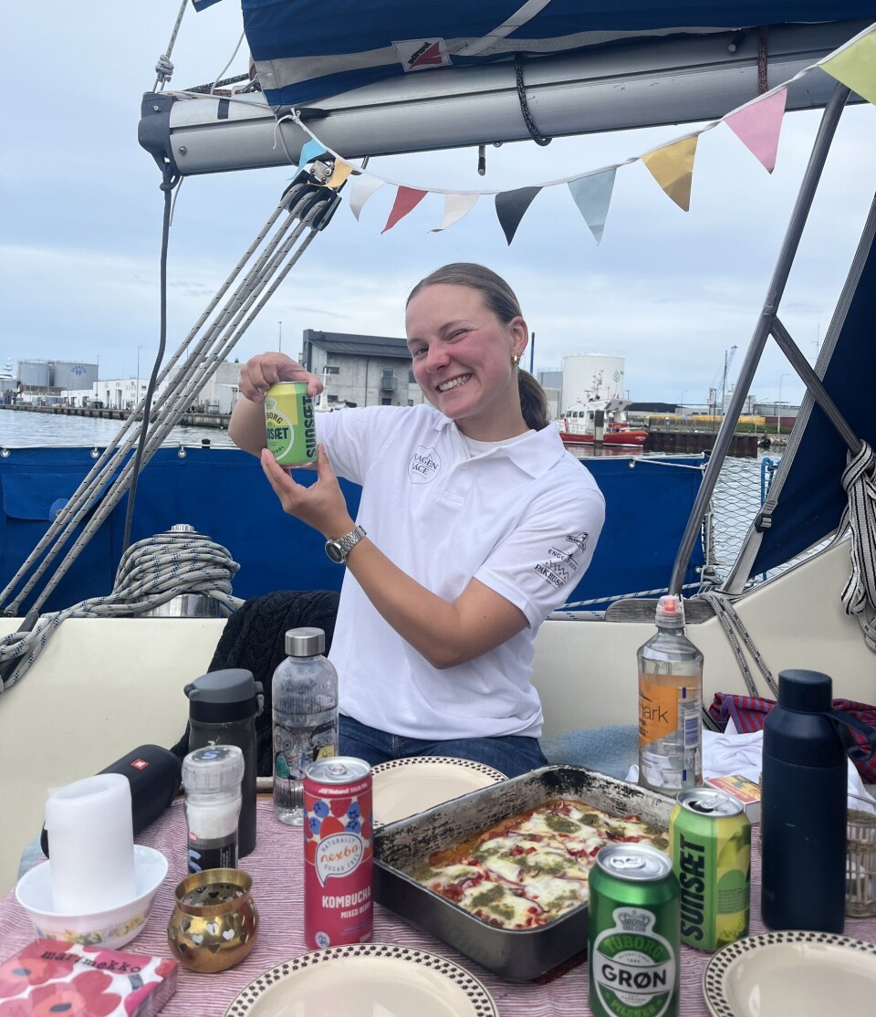 Amalie er klar til å feire vel gjennomført regatta med hjemmelaget pizzamiddag i cockpit!