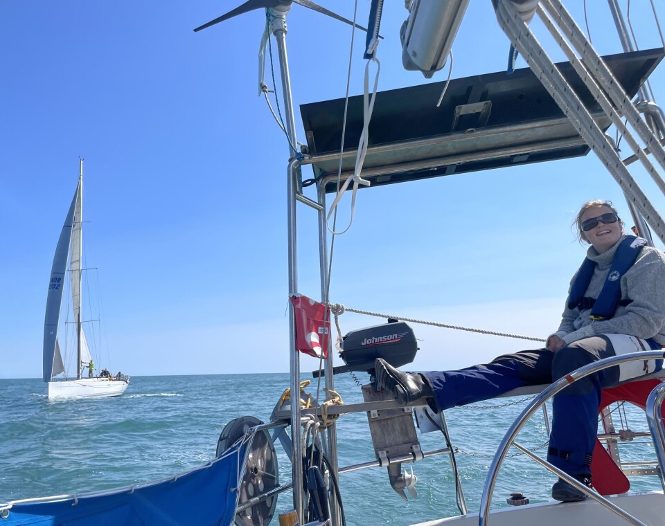 Passeres av naboer fra havnen i Skagen med Lisa på båtens nyeste favorittsted, en hjemmesnekret prototype av en benk som er montert opp på targabøylen.