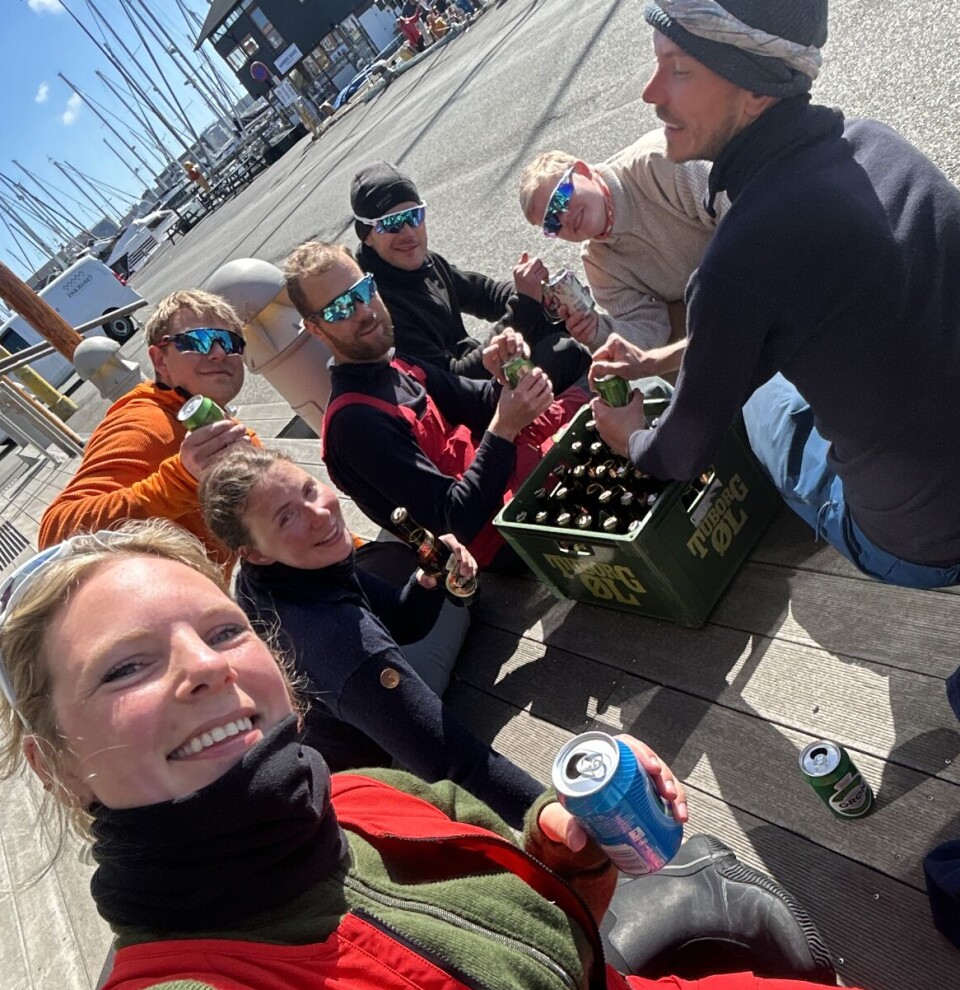 I HAVN: En sliten men fornøyd gjeng i havn med pils og ankerdram.