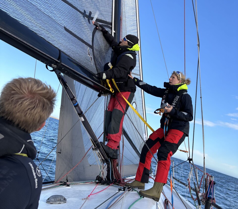 TAPE SEIL: Mannskapet forsøkte å tape riften på storseilet med gaffateip, i påvente av en annen løsning.