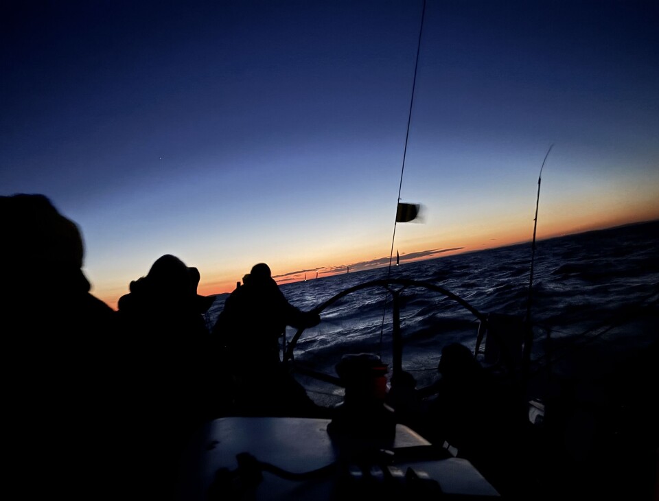 NATTSEILAS: Seilerne rundet Sørgrundsberget i mørket da lanternene tok kvelden. Til slutt måtte de ty til nødlanterner. NATTSEILAS: Seilerne rundet Sørgrundsberget i mørket da lanternene tok kvelden. Til slutt måtte de ty til nødlanterner.