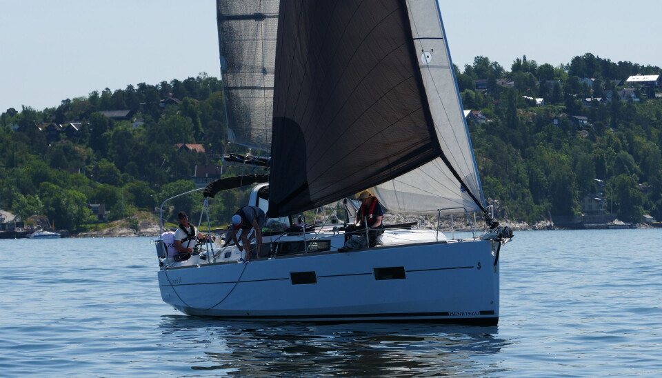 SEILSKIFT: Selv turglede-seilerne jobber på fordekk. Her rulles det ut et større sløreseil.