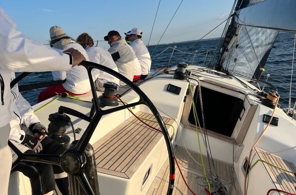 GAME: 43-foteren med skipper Tore Sagen er for øyeblikket like utenfor Bile. Flere andre båter har også begynt å nærme seg Moss.