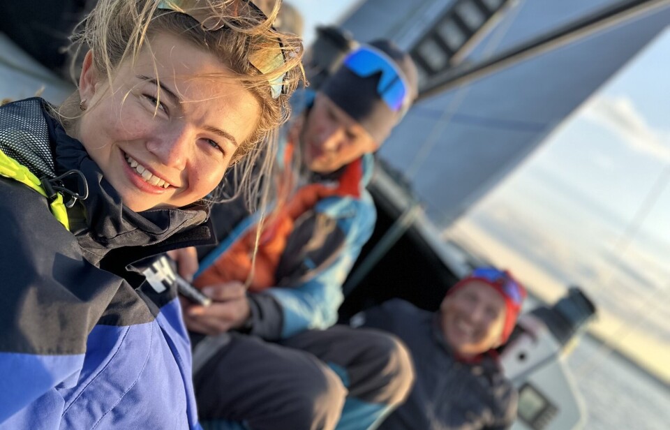 F-16: God stemning på Kongens gamle båt. Her er det med unge og gamle toppseilere.