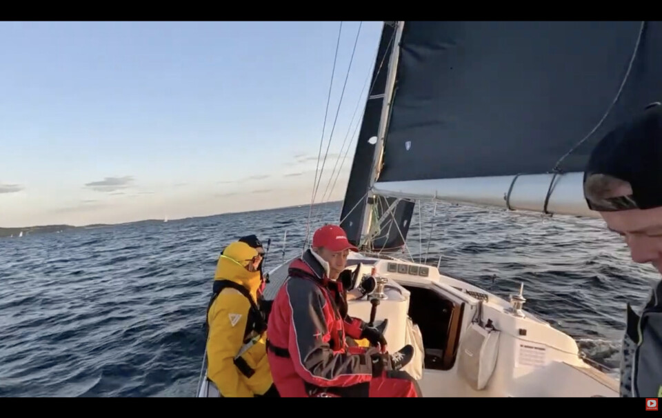 Noomi sender live fra Færderseilasen. Her tidlig lørdag morgen ved femtiden. Noomi sender live fra Færderseilasen. Her tidlig lørdag morgen på vei ut fjorden.