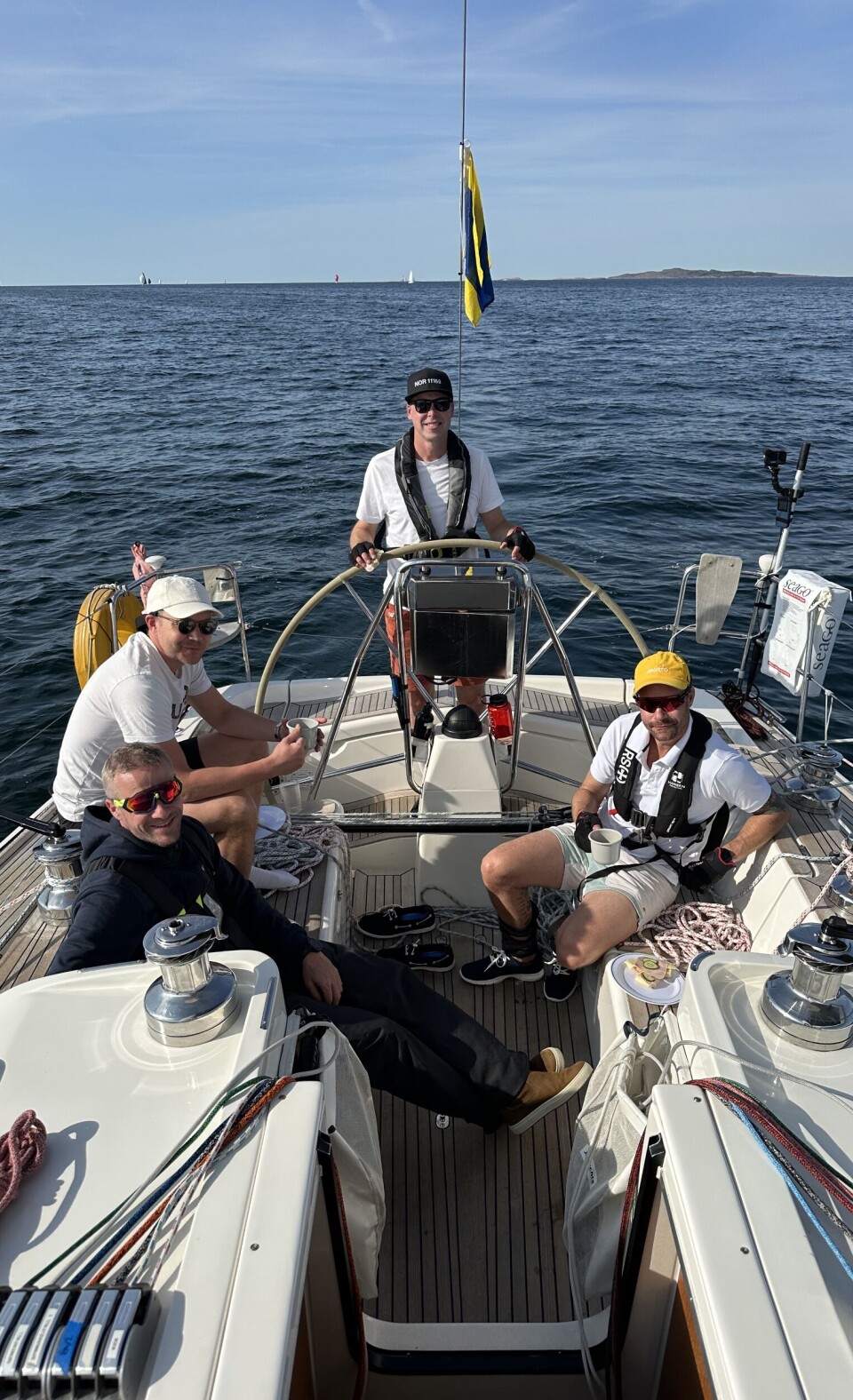 Shorts og T-skjorte på «Noomi II» i morgentimene.