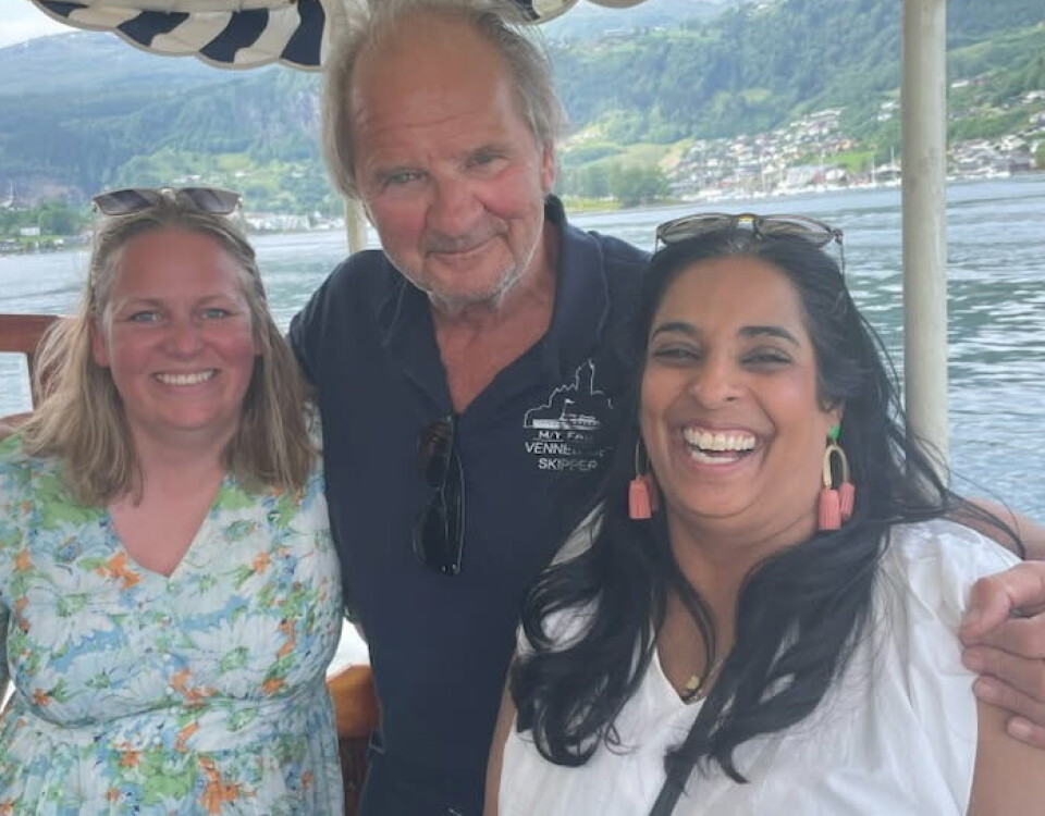 NY FAUN VENN: Kulturministeren (th) ble så betatt av Kulturnaustet i Norheimsund, skipper Eilert Munch Lund og Faun at hun likesågodt meldte seg inn i vennelaget til Faun. Her sammen med Vestland Venstres Ingrid Nergaard Fjeldstad.