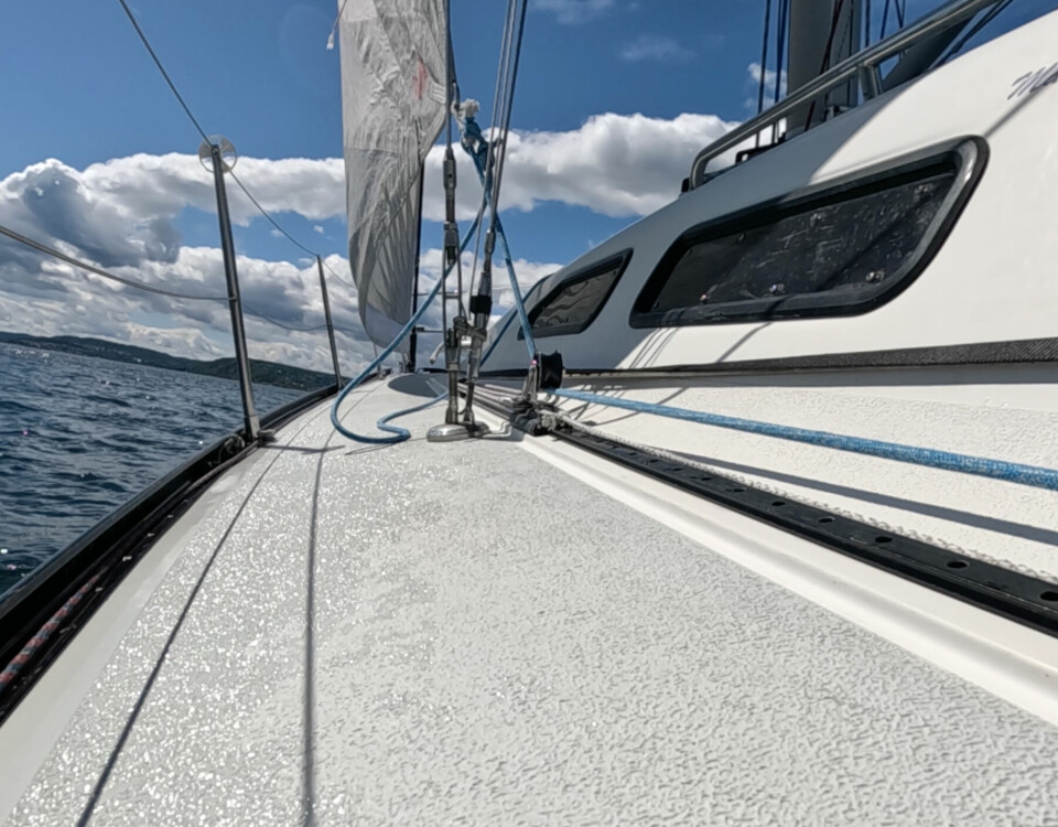 JUSTERING: På regattabåter kan du justere genuaskinnen fra cockpiten med en snor