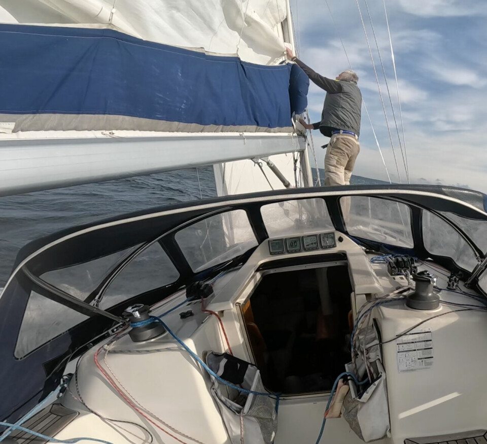 3: Med liner ført bak til cockpit kan du ta et rev trygt. .