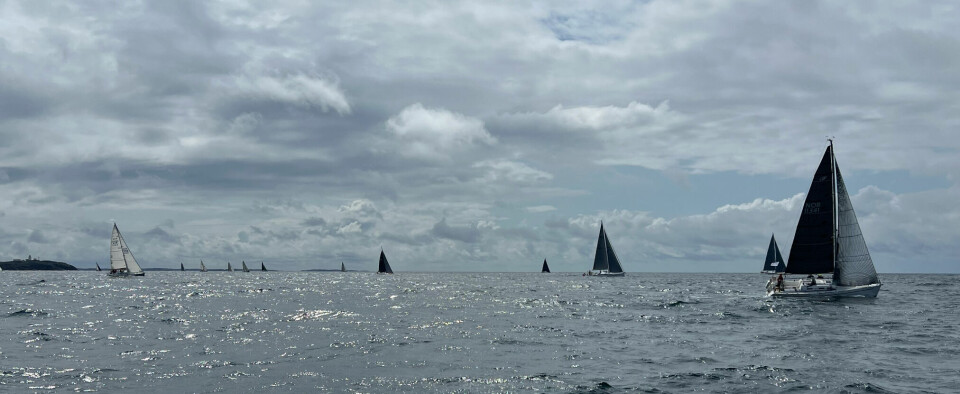 START: Delvis skyet vær og 6-7 m/s ut fra start ved Marstein Fyr.
