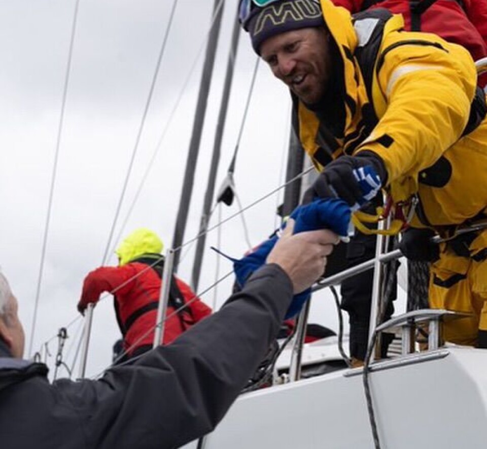 RORMANN: Øystein Misje tar i mot det blå båndet etter å ha krysset mållinjen.
