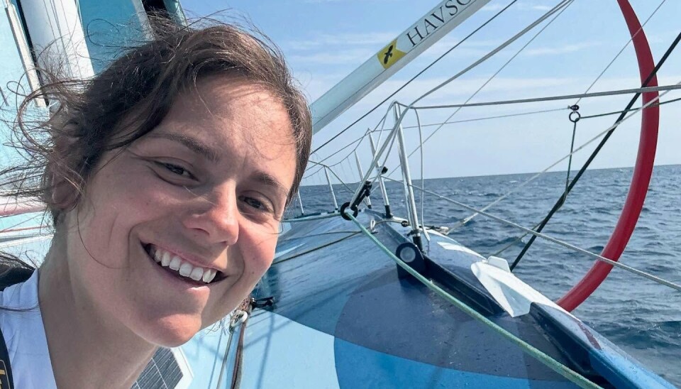 NORDSJØEN: Amélie Grassi på dekk av 60-foteren på vei over Nordsjøen.