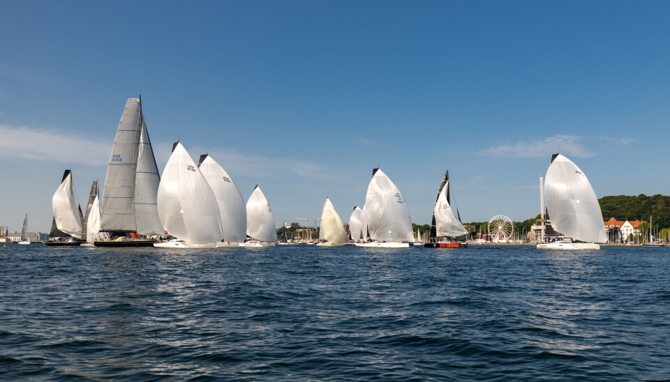 KIEL: Norske «Sons of Hurricanes» med svart skrog klemt mellom nye og raskere regattabåter. Kieler Woche 21. - 29.06.2025, Allregatta, Start Kiel Kiel, Olympiazentrum Schilksee,, Kieler Woche 21. - 29.06.2025, 21.06.25©www.ChristiaanBeeck.de
