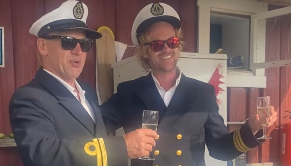 OFFISERSKLUBBEN: Servering av forfriskninger på åpningen. Ved Gunnar Steen, Kragerø SF, og Verten på Seilkroa, Pål Brudevoll