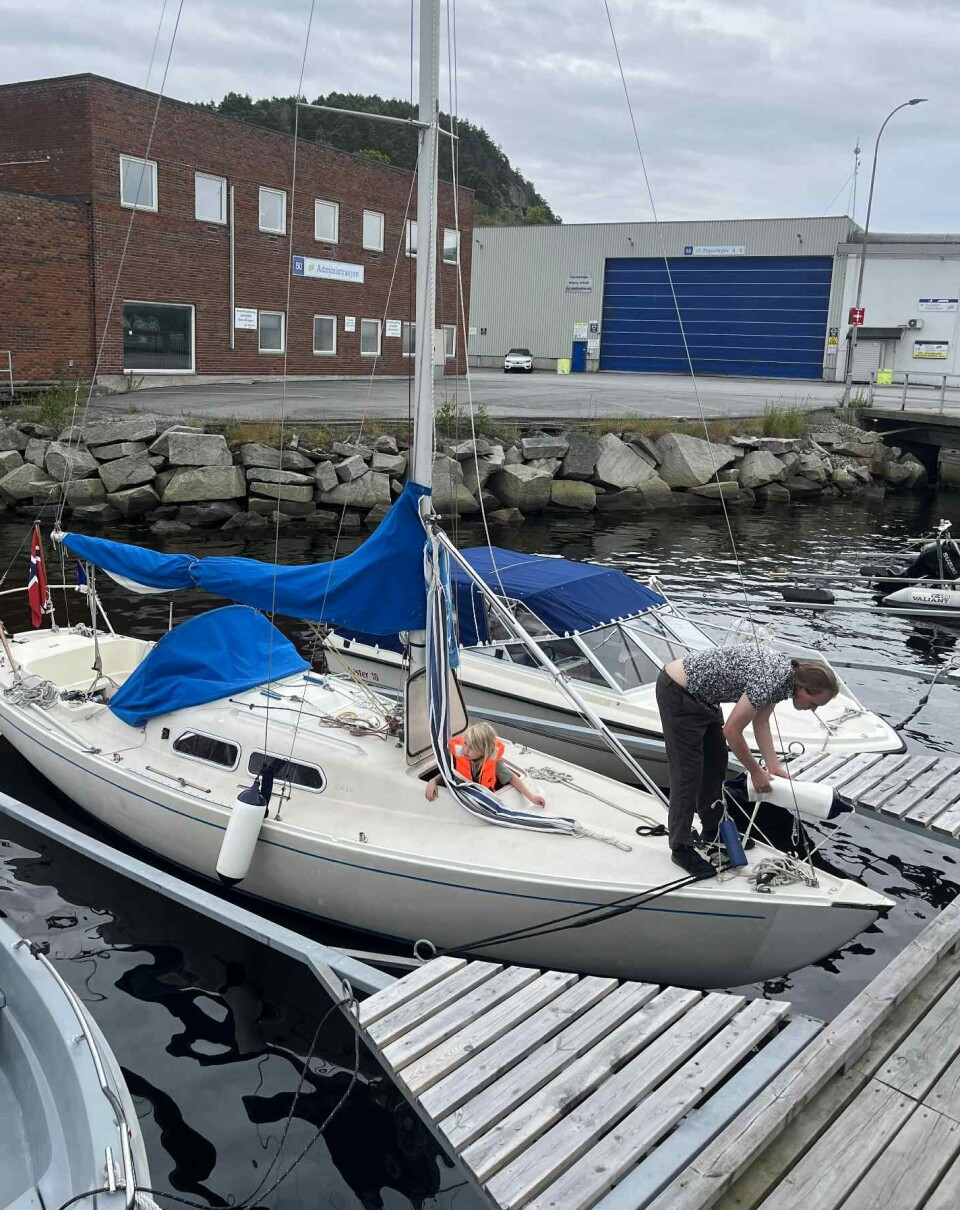 KLARE: Tobias, Thorvald og Frisk har denne uka gjort båten seilklar, og snart er de å se ute på havet. Her holder onkel på å sette opp hengekøya til Frisk.