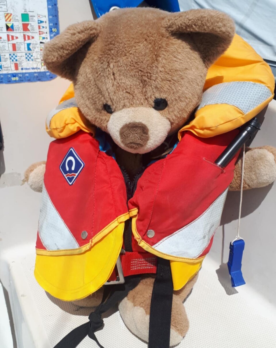 MASKOT: Frisk har vært med seilende familier i en årrekke, og i år starter ferien i Halden.