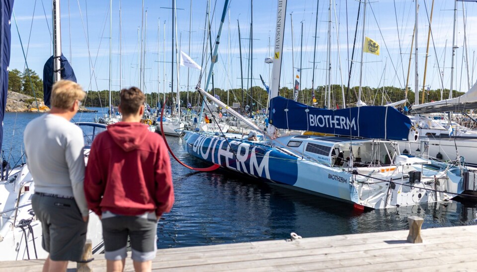 OPPSIKTSVEKKENDE: IMOCA «Biotherm» i Sandhamn før start av Gotland Runt.