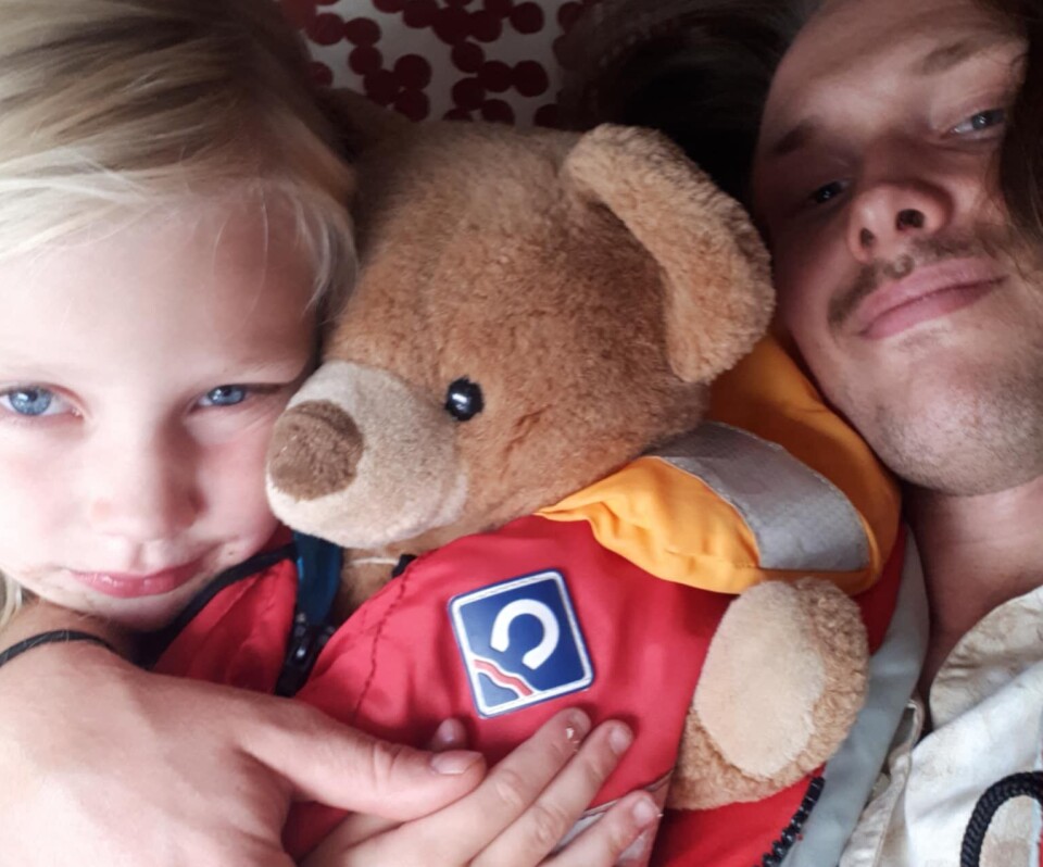 GUTTETUR: Som dere ser har Frisk hatt en helt formidabel seiltur sammen med Thorvald og onkel Tobias i Halden.