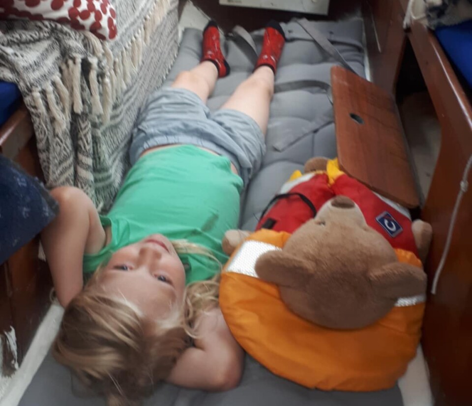 TID FOR EN HVIL: En IF har ikke verdens beste plass innvendig, men heldigvis går det fint an å slappe av på gulvet.